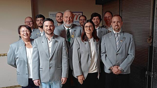 Bei der Jahreshauptversammlung des Schützenvereins Laufenburg stellen sich die Vorstandsmitglieder zu einem Erinnerungsfoto (von links): ...