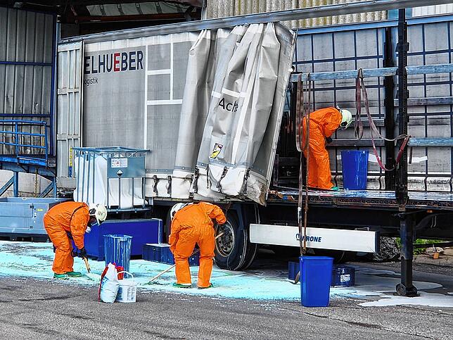 Bild 3: Gefahrgutunfall in Dogern: Feuerwehr-Großeinsatz im Industriegebiet – alle Bilder vom Einsatz