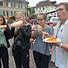 Melanie Willmann, Nina Kirchhoff, Bianca Willmann und Jost Loebermann lassen es sich schmecken.
