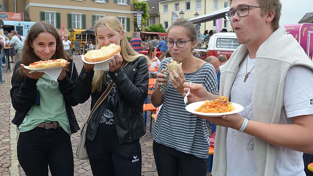 Melanie Willmann, Nina Kirchhoff, Bianca Willmann und Jost Loebermann lassen es sich schmecken.