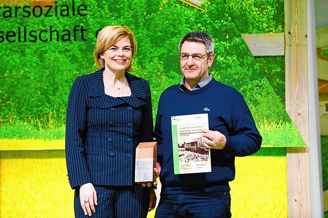 Der Mundelfinger Architekt Otto Merz erhält im Februar 2019 von Landwirtschaftsministerin Julia Klöckner seine Auszeichnung für die ...