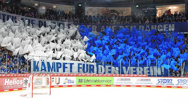 Für die Schwenninger Wild Wings, hier eine Fan-Choreografie aus der Partie gegen die Kölner Haie, ist die vor Beginn der Pre-Playoffs ...