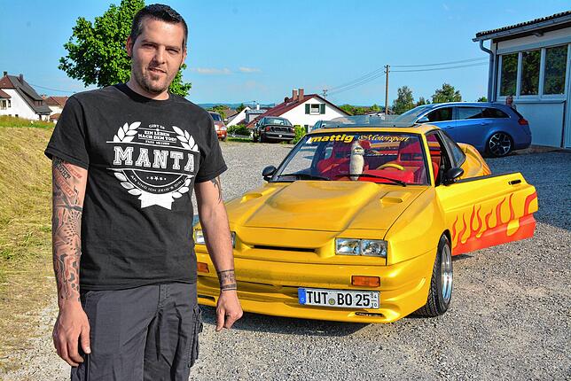 Denis Sauter und sein ganzer Stolz: Zwei Jahre lang hat er diesen Manta B aufgebaut. Jetzt brummt ein Sechs-Zylinder unter der Haube des ...