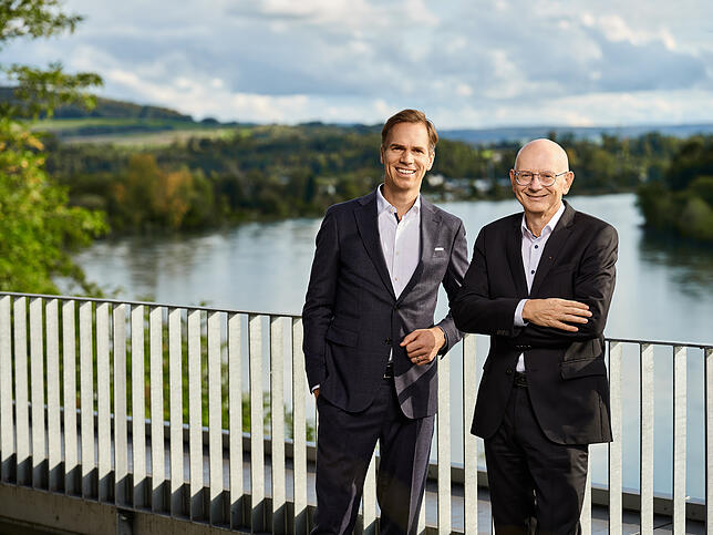 Wolf Morlock, Vorsitzender des Vorstands der Sparkasse Hochrhein, (rechts) und sein Stellvertreter David Gerstner stehen mit Überzeugung ...