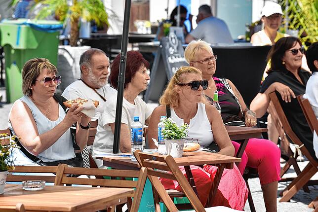 Bild 7: DAs Donauquellfest ist eröffnet- Kaltgetränke fließen, Laune ist in Bestform.