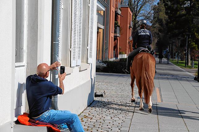 Bild 1: In Konstanz kontrolliert jetzt die berittene Polizei die Einhaltung der Corona-Verordnung