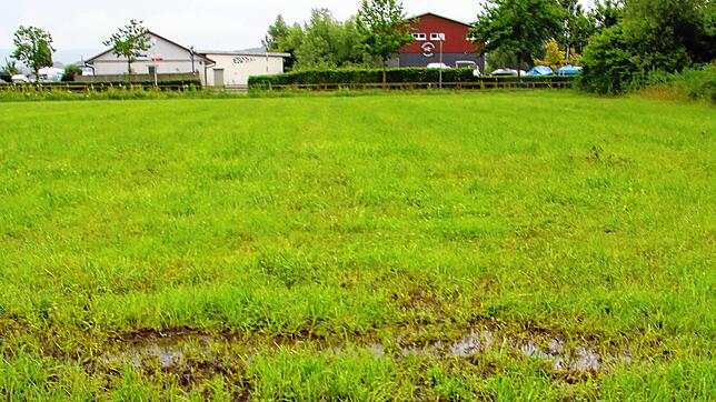 Auf dieser Wiese im Herzen gegenüber von Eisenbahner Sportverein und Wassersportclub Wäschbruck soll nach den neuen Plänen ein Hotel ...