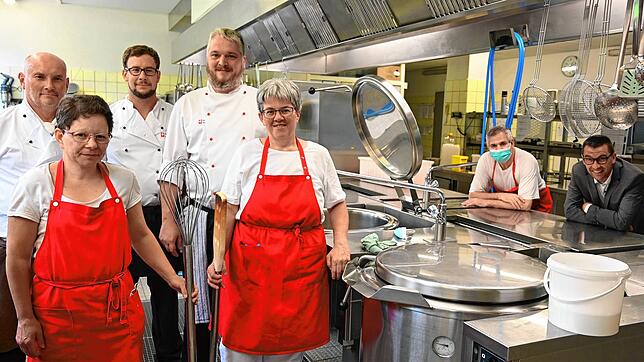 Das Team der Küche der Caritaswerkstätten Hochrhein (von links): Reiner Fickert, Heidi Berner, Chefkoch Gordian Böhler, Stellvertreter ...