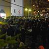 Rund 1500 Menschen kamen am Montag am Marienplatz in Ravensburg zu einer unangemeldeten Corona-Demo zusammen und kamen einer behördliche ...