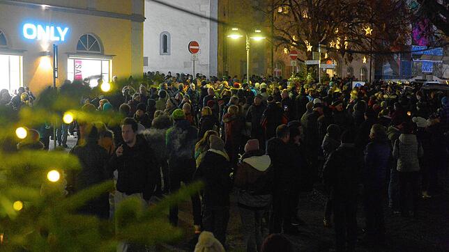 Rund 1500 Menschen kamen am Montag am Marienplatz in Ravensburg zu einer unangemeldeten Corona-Demo zusammen und kamen einer behördliche ...