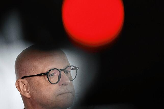 Martin Seiler, Personalvorstand der Deutschen Bahn (DB), spricht mit Journalisten bei einer Pressekonferenz über die Einigung mit der ...