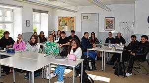 Die Schüler der Berufsschulklasse 1 der Zinzendorfschulen mit Klassenlehrerin Nicole Schwenk wünschen sich für ihr Klassenzimmer neue ...