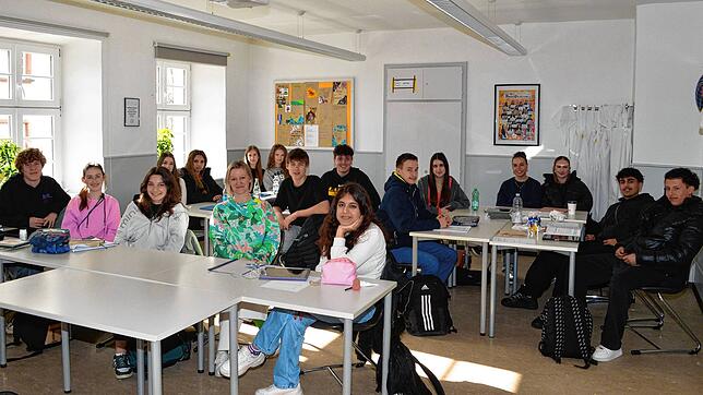 Die Schüler der Berufsschulklasse 1 der Zinzendorfschulen mit Klassenlehrerin Nicole Schwenk wünschen sich für ihr Klassenzimmer neue ...