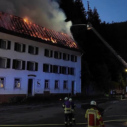 Ex-Gasthaus steht in Flammen