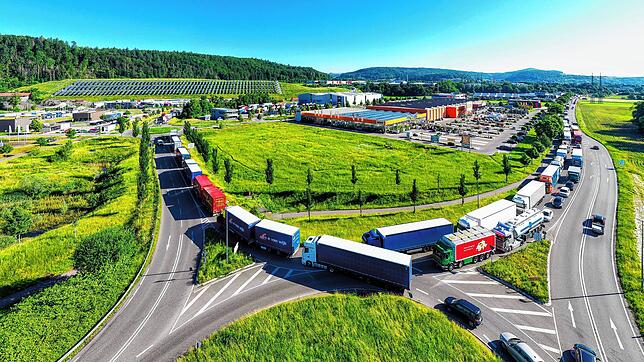 Lastwagenstau auf der Bundesstraße 34 zwischen Waldshut, Tiengen und dem Gewerbepark Hochrhein. Archivaufnahme vom 14. Juni 2021.