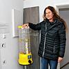 Eine Eigenkonstruktion: Wohnmobil-Gäste können jetzt an diesem umgebauten Münzautomaten auch abseits der Servicezeiten Marken für ...