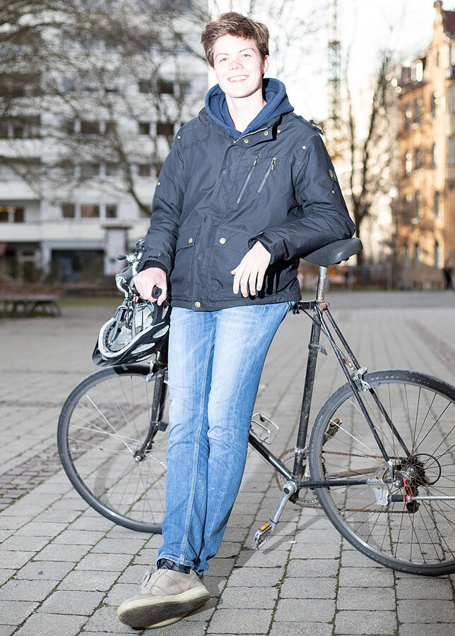 Über Jannis und sein Fahrrad scherzen Freunde: Beide sind lang und dünn.