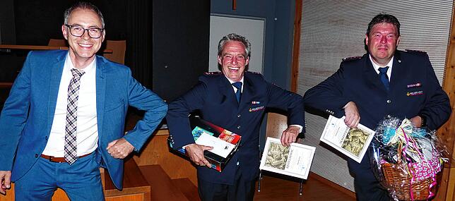 Jürgen Gutemann (rechts) wurde nach zehn Jahren als Gesamtkommandant, sein Stellvertreter Alex Fink (Mitte) nach fünf Jahren Amtszeit ...