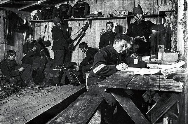 Eindruck aus einer Truppenunterkunft einer Offizierspatrouille der Schweizer Armee im Ersten Weltkrieg.