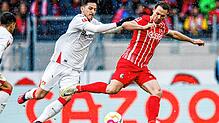 Leverkusens Sardar Azmoun (l) in Aktion gegen Freiburgs Nicolas Höfler (r).