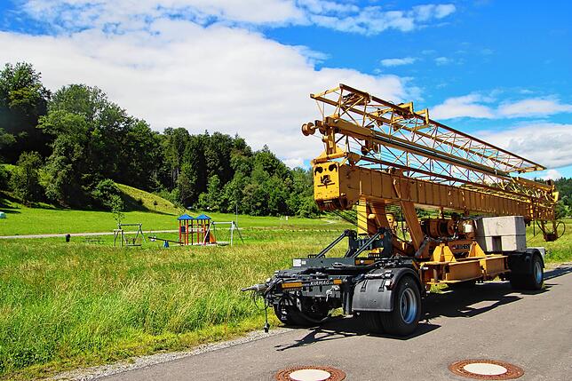 Ein Baukran steht einsam an einer Straße, in der das Neubaugebiet Aspenweg in Seelfingen entstehen soll. Der zugehörige Bebauungsplan ...
