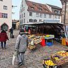 Auf dem Villinger Wochenmarkt können sich Kunden mit dem ersten Spargel für Ostern eindecken.