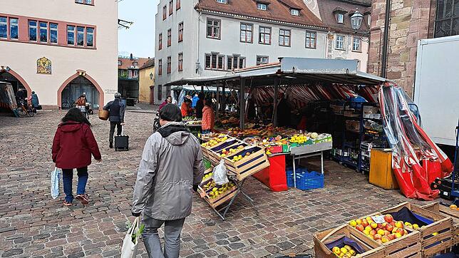 Auf dem Villinger Wochenmarkt können sich Kunden mit dem ersten Spargel für Ostern eindecken.