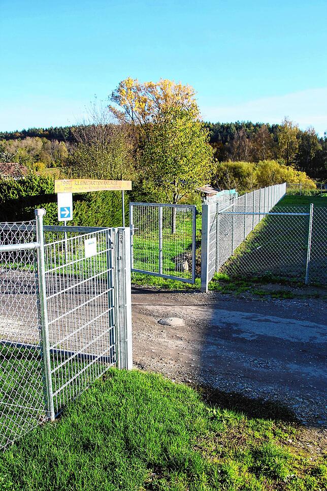 Ein Zaun wurde vor der Kleingartenanlage in Igelswies installiert. Rechts grenzt die Gemeinschaftsunterkunft an.