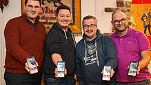 Voller Stolz zeigen die Vorstände, Schriftführer Jan Wein, der dritte Vorsitzende Niklas Klein, Generalfeldmarschall Dominik Schaaf und ...