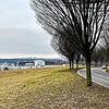 Von der Straße „Zur Weierhalde“ ist eine neue Zufahrt mit Linksabbiegerspur zu den neuen Geschäften geplant. Bild: H. Walter
