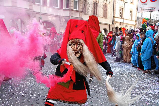 So schön rosa alles mit den Kemmla Hexa Böblingen und ihrer Pyrotechnik, hier in der Nähe des Stephansplatzes.
