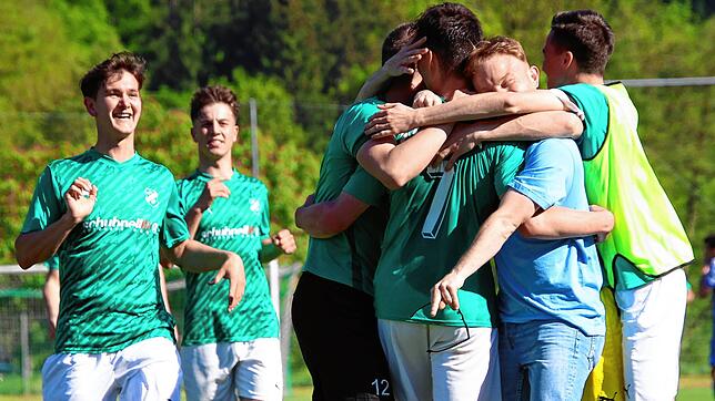 Jubel beim FC Zell: Zum dritten Mal nach 2005 und 2015 zieht die Elf aus dem Wiesental ins Pokalfinale ein. Der FC Hauingen wurde im ...