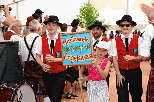 Beim Fahneneinmarsch ins Festzelt wurden die Musikkapellen lautstark umjubelt.