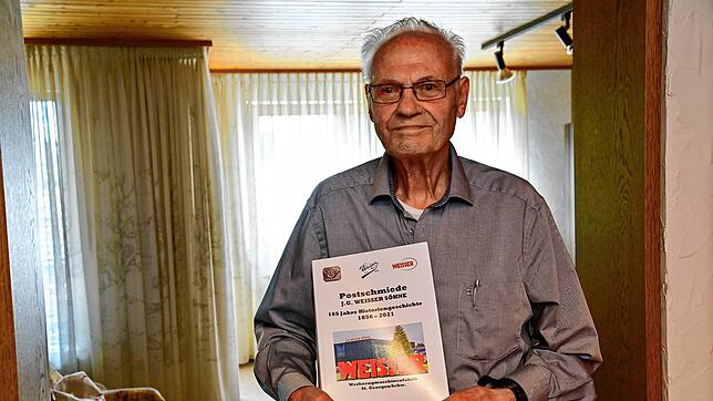Willi Heldt mit seiner Chronik, die er über das Traditionsunternehmen zusammengestellt hat. Foto: Roland Sprich