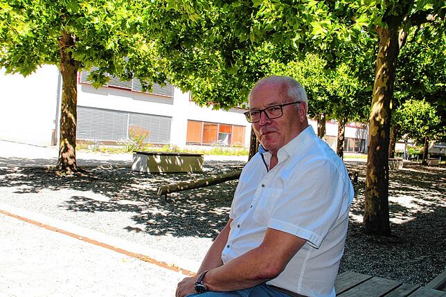Der ehemalige Schulleiter der Ratoldusschule Reinhard Rabanser im heutigen Schulhof. Er erinnert sich gerne an seine Zeit an der Schule.
