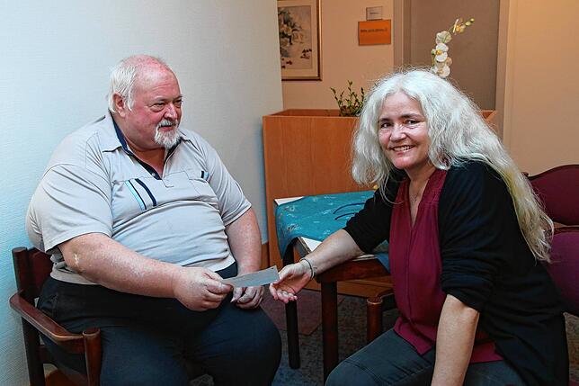 Geraldine Dumont, die Leiterin des Altenpflegeheimes St. Marienhaus in Bad Säckingen, mit einem Bewohner. Im Marienhaus gibt es – ...