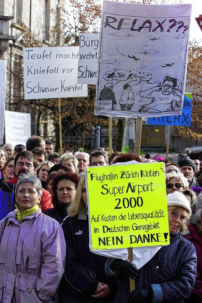 Bürgerprotest in Donaueschingen am 18. November 2001 gegen den Luftwarteraum Rilax, den die Schweizer Flugsicherung Skyguide ...