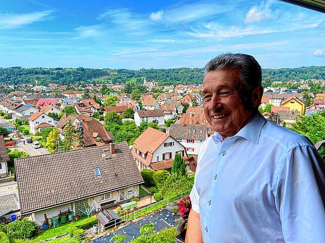 2021: Heute blickt Altbürgermeister von seiner Terrasse nicht ohne Stolz auf die Stadt.