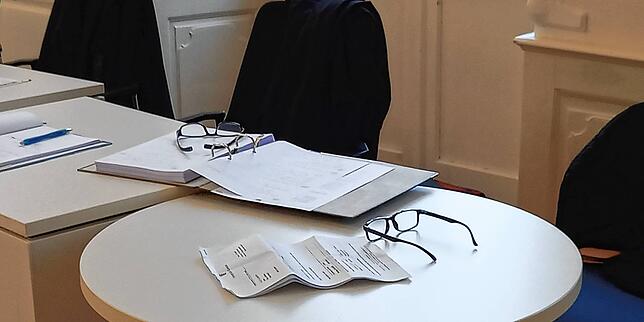 Pause im Gerichtssaal: Die Brillen des später freigesprochenen, zweiten Angeklagten und seines Anwalts werden abgelegt. Der schuldig ...