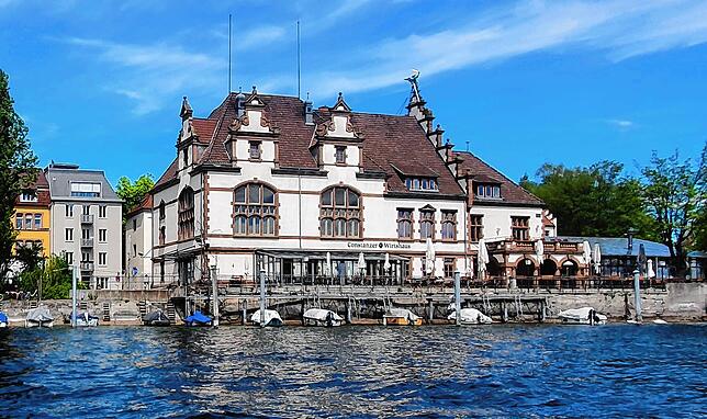 Das Constanzer Wirtshaus vom Seerhein aus fotografiert.