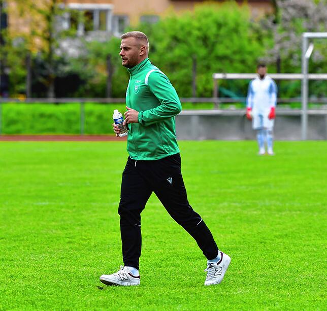 Mission erfüllt: Arben Gashi kam im Winter beim SV Herten als Nachfolger von Eike Elsasser, schaffte den Ligaverbleib und verabschiedet ...