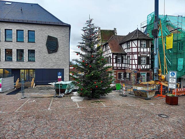 Auf der Marktstraße vor dem Rathaus soll ein neuer Brunnen gebaut werden. Der alte Brunnen wurde inzwischen abgebaut.