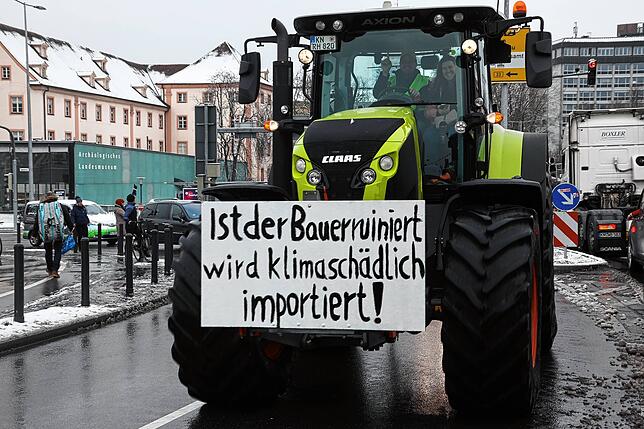 Bild 2: Traktoren umrunden die Stadt: Jetzt demonstrieren die Landwirte auch in Konstanz!