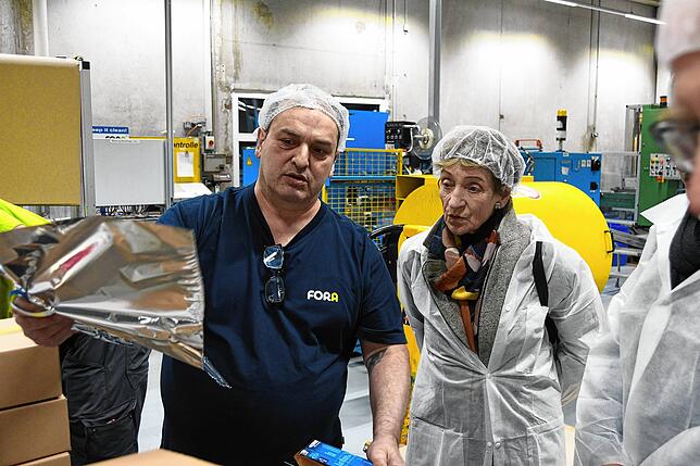 Durch einen speziellen Klebestreifen lässt sich die Aluminiumfolie leicht entnehmen: Fertigungsleiter Vincenzo Ferraina zeigt das ...