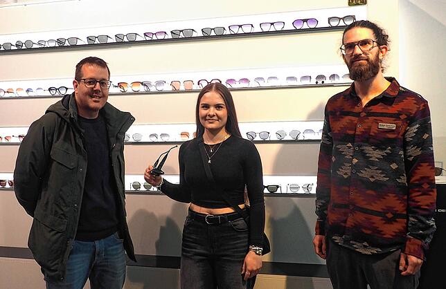 Steffen Schweitzer, Lehrer an der Zeppelin-Realschule (links), und Florian Trunk von Individuell Optik rahmen Klara ein, die gerade ...