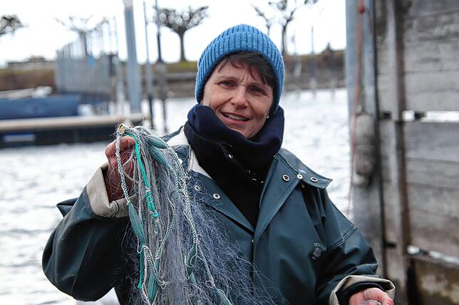 Elke Dilger, Vorsitzende des Verbands Badischer Berufsfischer am Bodensee, im Hafen von Uhldingen-Mühlhofen.