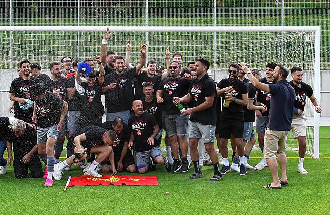 Bild 1: Linzgauer Titelparty! So bejubelt der FC Aramäer Pfullendorf die Meisterschaft
