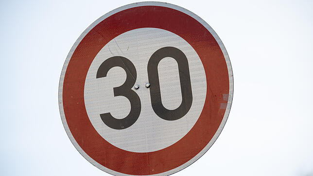 Tempo 30 soll für weniger Verkehrslärm sorgen. Sebastian Gollnow (dpa)