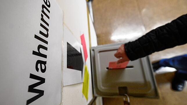 Ein Mann wirft einen Wahlbrief in eine Wahlurne (Symbolbild). Am 9. Juni finden die Europawahl und die Kommunalwahl statt. In den ...