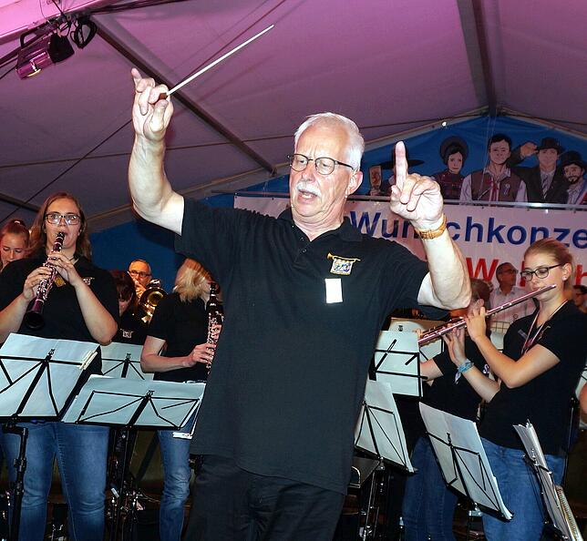 Voller Freude: Moderator Klaus Danner hat als Bockgewinner der diesjährigen Chilbi auch die Ehre, den Waldshuter Junggesellenmarsch zu ...